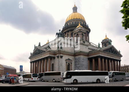 Sankt Petersburg, Russland - 25. Mai, 2019 - Blick auf die St. Isaacs Kathedrale und Sightseeing Busse in der Nähe von Es. St. Isaaks Kathedrale ist der größte russische O Stockfoto