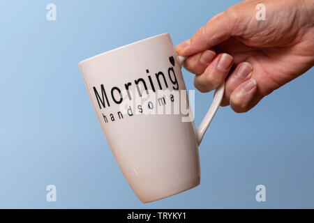 Becher mit stattlichen 'Morning' auf. Kaffee am Morgen. Stockfoto