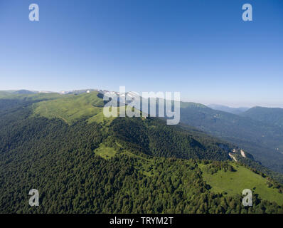 Fotos aus der Vogelperspektive. Der Bergrücken mit Wald bedeckt. Berglandschaft. Kaukasus. Stockfoto