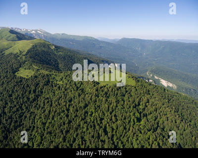 Luftaufnahmen. Der Bergrücken mit Wald bedeckt. Berglandschaft. Kaukasus. Stockfoto