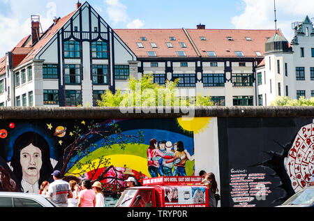 BERLIN, DEUTSCHLAND - 27. Juli 2018: Wunderbare Street Art und Graffiti auf einer fast rund 1,6 km langen Abschnitt der Berliner Mauer. Stockfoto