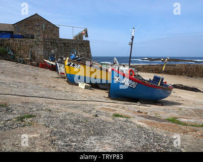 Eine Reihe von bunten Fischerbooten fuhren zum Kai in Sennen Cove, Cornwall, England Stockfoto