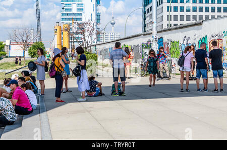 BERLIN, DEUTSCHLAND - 27. Juli 2018: Graffiti Kunst auf ursprüngliche Abschnitt der Berliner Mauer an der East Side Gallery in Friedrichshain. Stockfoto