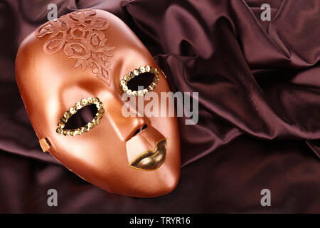 Auf braunem Stoff Maske Stockfoto