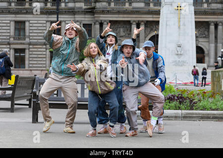 Glasgow, UK. 13. Juni 2019. Mittag Massen in Glasgows George Square Waren zum freien Tanz zeigen, indem Sie die Darsteller von "ÖDLAND" Dance Troupe, eine hohe Energie Theater anlässlich des 25. Jahrestages der Abriss von Grimethorpe Colliery in South Yorkshire und 30 Jahre seit dem Aufstieg der BRITISCHEN rave Kultur behandelt. Der schottischen Premier ist in Glasgow's Straßenbahn Theater am 14. und 15. Juni. Credit: Findlay/Alamy leben Nachrichten Stockfoto