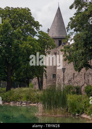 Die alte Stadtmauer und Turm mit Graben in Andernach, Deutschland Stockfoto