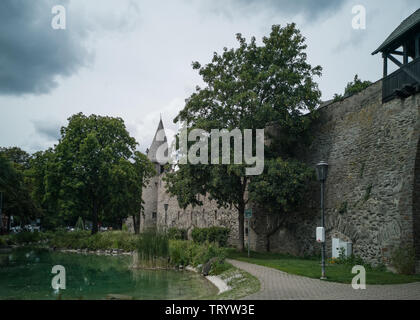 Die alte Stadtmauer und Turm mit Graben in Andernach, Deutschland Stockfoto