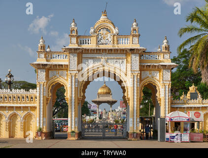 Tor nach Mysore Palast oder ambavilas Palace, Mysore, Hassan, Karnataka, Indien Stockfoto