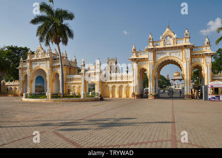 Tor nach Mysore Palast oder ambavilas Palace, Mysore, Hassan, Karnataka, Indien Stockfoto