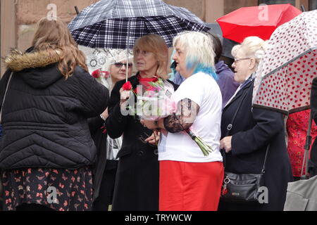 Prescot, Merseyside, UK. 13. Juni 2019. Familie, Freunde und Prominente zahlen ihren Respekt bei der Trauerfeier von Liverpool geboren Schauspieler Freddie Starr an Prescot Pfarrkirche. Freddie, die 76 Jahre alt war, nach einem Herzinfarkt in seinem Haus in der spanischen Costa Del Sol am 9. Mai starb. Freddie Rose zum Ruhm in den 70er Jahren, nach dem Erscheinen auf Gelegenheit klopft TV-Show. Später, in den 90er Jahren, Freddie starred in mehreren Fernsehsendungen einschließlich ein Publikum mit Freddie Starr vor der Präsentation game show, Beat der Brecher. Credit: Ken Biggs/Alamy Leben Nachrichten. Stockfoto