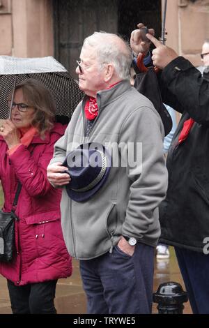 Prescot, Merseyside, UK. 13. Juni 2019. Liverpool DJ Billy Butler zahlt seinen Respekt bei der Trauerfeier von Liverpool geboren Schauspieler Freddie Starr an Prescot Pfarrkirche. Freddie, die 76 Jahre alt war, nach einem Herzinfarkt in seinem Haus in der spanischen Costa Del Sol am 9. Mai starb. Freddie Rose zum Ruhm in den 70er Jahren, nach dem Erscheinen auf Gelegenheit klopft TV-Show. Credit: Ken Biggs/Alamy Leben Nachrichten. Stockfoto