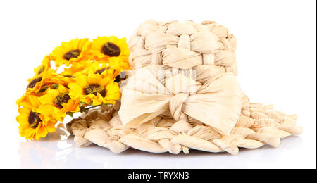Kleine Stroh Hut mit Blumen, isoliert auf weißem Stockfoto