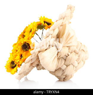 Kleine Stroh Hut mit Blumen, isoliert auf weißem Stockfoto