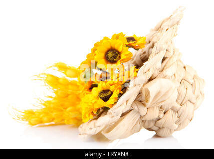Kleine Stroh Hut mit Blumen, isoliert auf weißem Stockfoto