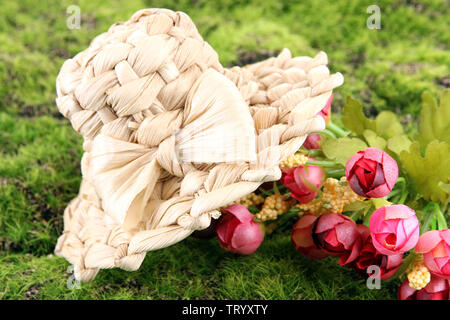 Kleine Stroh Hut mit Blumen, auf grünem Moos Stockfoto