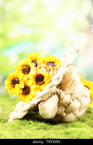 Kleine Stroh Hut mit Blumen, auf grünem Moos Stockfoto