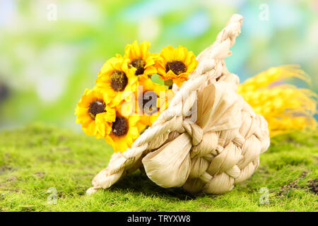 Kleine Stroh Hut mit Blumen, auf grünem Moos Stockfoto