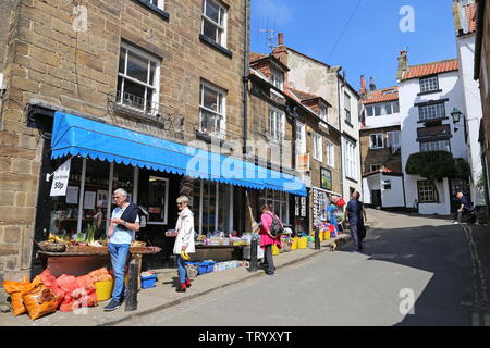 Muir Lea speichert, New Road, Robin Hood's Bay, Borough von Scarborough, North Yorkshire, England, Großbritannien, USA, UK, Europa Stockfoto