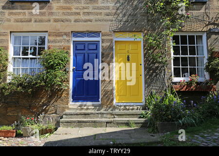 Ferienhäuser in sonnigen Ort, Robin Hood's Bay, Borough von Scarborough, North Yorkshire, England, Großbritannien, USA, UK, Europa Stockfoto