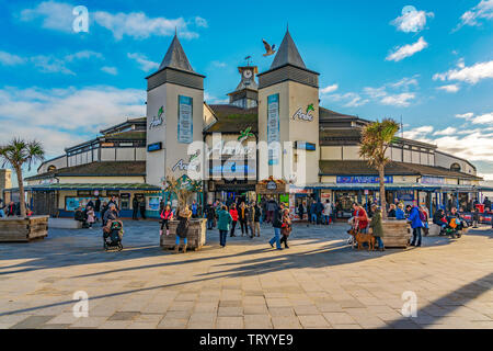 BOURNEMOUTH, Großbritannien - 01 Januar: Dies ist der Eingang zum Bournemouth Pier, wo die Menschen für Restaurants, Cafés und Geschäften am 01 Januar. 20. Stockfoto