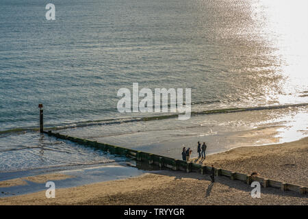 BOURNEMOUTH, Großbritannien - 01 Januar: Meerblick mit Sonnenlicht auf dem Wasser am Strand von Bournemouth am 01 Januar. 2019 in Bournemouth Stockfoto