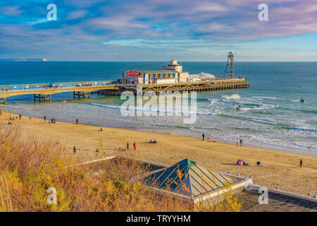 BOURNEMOUTH, Großbritannien - 01 Januar: Dies ist eine malerische Aussicht auf Strand von Bournemouth und Pier, ein beliebtes Reiseziel am 01 Januar. 2019 in Bo Stockfoto