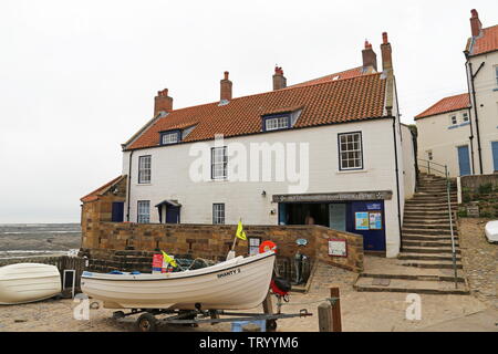 Alte Küstenwachenstation, das Dock, Robin Hood's Bay, Borough von Scarborough, North Yorkshire, England, Großbritannien, USA, UK, Europa Stockfoto