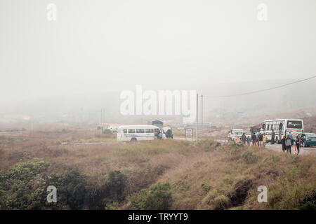 Nohkalikai Straße Cherrapunjee Meghalaya, Indien am 25. Dezember 2018 - Nohkalikai neblig trueb Landschaft, die feuchtesten Orte auf der Erde. Es ist für die gängigen Stockfoto