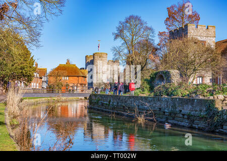 CANTERBURY, Großbritannien - 23 Februar: Malerische Aussicht auf die Natur und historische Architektur entlang des Flusses Stour am 23. Februar 2019 in Canterbury Stockfoto