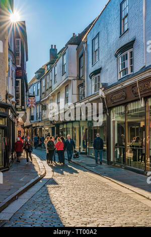 CANTERBURY, VEREINIGTES KÖNIGREICH - Februar 23: Dies ist eine Straße mit Kopfsteinpflaster mit traditioneller britischer Architektur und Geschäfte im Zentrum der Stadt am Februar Stockfoto