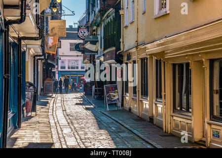 CANTERBURY, VEREINIGTES KÖNIGREICH - Februar 23: Dies ist eine Straße mit Kopfsteinpflaster mit traditioneller britischer Architektur und Geschäfte am 23. Februar 2019 in Canterb Stockfoto