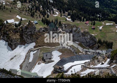 Bayrischzell, Bayern, Deutschland - Juni 1, 2019. Touristen genießen einen schönen Frühlingstag auf dem Berg Wendelstein, von oben gesehen Stockfoto