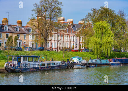 CAMBRIDGE, Großbritannien - 18 April: Blick auf Riverside Häuser und Boote auf dem Fluss Cam am 18. April 2019 in Cambridge angedockt Stockfoto