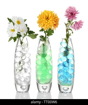 Schönen Blumen in Vasen mit hydrogel isoliert auf weißem Stockfoto
