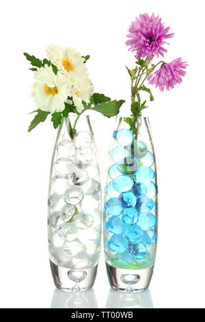 Schönen Blumen in Vasen mit hydrogel isoliert auf weißem Stockfoto