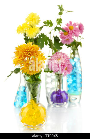 Schönen Blumen in Vasen mit hydrogel isoliert auf weißem Stockfoto