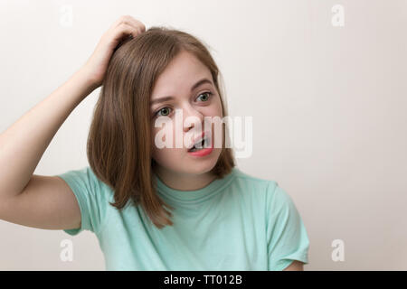 Porträt der jungen kaukasischen Frau Mädchen mit Fragen, ratlos, verwirrt, ratlos Ausdruck Stockfoto