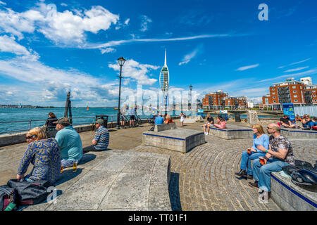 PORTSMOUTH, Großbritannien - 25. Mai: die Menschen an der Küste mit dem Spinnaker Tower Gebäude in der Ferne Sitzung am 25. Mai 2019 in Portsm Stockfoto