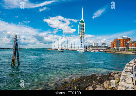 PORTSMOUTH, GROSSBRITANNIEN - Mai 25: Blick auf den berühmten Spinnaker Tower, ein Wahrzeichen Wolkenkratzer an der Küste am 25. Mai 2019 in Portsmouth Stockfoto