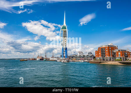 PORTSMOUTH, GROSSBRITANNIEN - Mai 25: Blick auf den berühmten Spinnaker Tower, ein Wahrzeichen Wolkenkratzer an der Küste am 25. Mai 2019 in Portsmouth Stockfoto