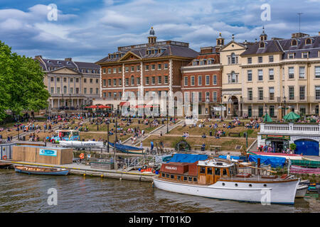 LONDON, VEREINIGTES KÖNIGREICH - Juni 02: Dies ist eine Ansicht von Richmond Upon Thames, eine beliebte Reise destnation auf der Themse am Juni 02, 2019 in London. Stockfoto