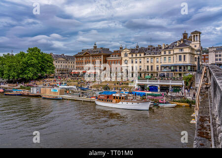 LONDON, VEREINIGTES KÖNIGREICH - Juni 02: Dies ist eine Ansicht von Richmond Upon Thames, eine beliebte Reise destnation auf der Themse am Juni 02, 2019 in London. Stockfoto