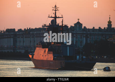 Eine Linie der modernen russischen militärischen naval Schlachtschiffe, Fregatten, Kriegsschiffe in der Zeile, Nord- und Ostsee Flotte Flotte Vorbereiten der militärischen Parade Stockfoto