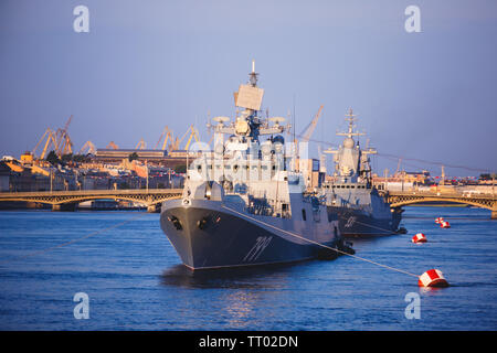 Eine Linie der modernen russischen militärischen naval Schlachtschiffe, Fregatten, Kriegsschiffe in der Zeile, Nord- und Ostsee Flotte Flotte Vorbereiten der militärischen Parade Stockfoto
