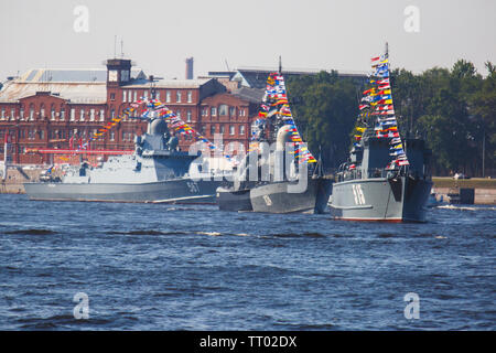 Eine Linie der modernen russischen militärischen naval Schlachtschiffe, Fregatten, Kriegsschiffe in der Zeile, Nord- und Ostsee Flotte Flotte Vorbereiten der militärischen Parade Stockfoto