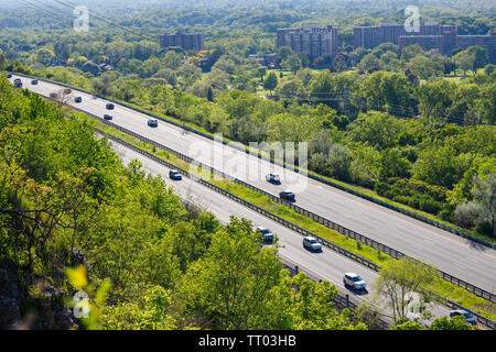 Hamilton, Ontario/Kanada - Juni 2019: Ein Blick auf den Highway 403 entlang in der Nähe von Apartment Gebäuden und Überlandleitungen Stockfoto