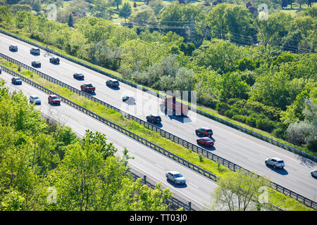 Hamilton, Ontario/Kanada - Juni 2019: Verkehr entlang der Landstraße 403 zwischen Hamilton und Toronto Stockfoto