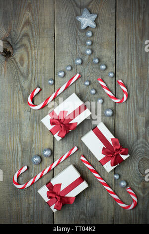 Weihnachtsbaum Konzept mit Geschenkboxen, Zuckerstangen, glitter Kügelchen und Silver Star auf hölzernen Hintergrund Stockfoto