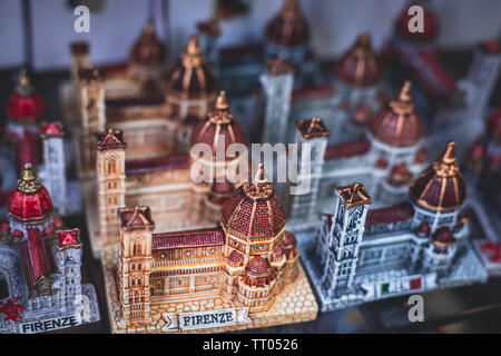 Ansicht der traditionellen touristischen Souvenirs und Geschenke von Florenz, Toskana, Italien mit Spielzeug, maskerade Masken, Kühlschrank Magnete mit Text "Florenz" und Schlüssel Stockfoto