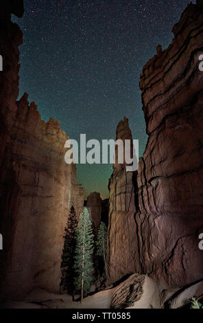 Night Shot im Bryce Canyon National Park mit Milchstraße, Utah, USA, Nordamerika Stockfoto